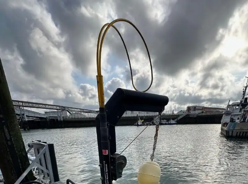 Thuyền hoa tiêu rao bán