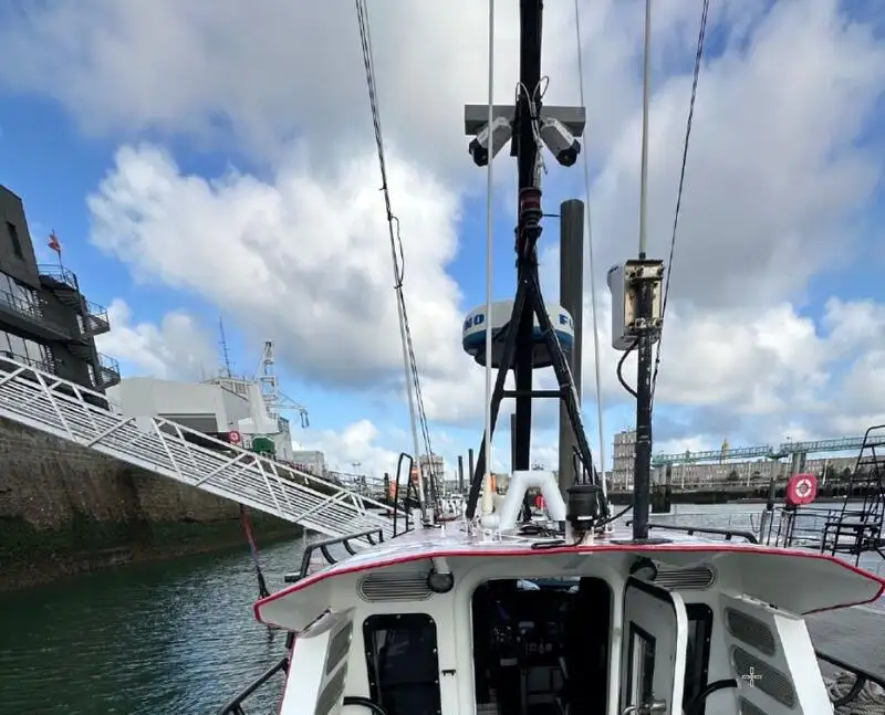 Thuyền hoa tiêu rao bán