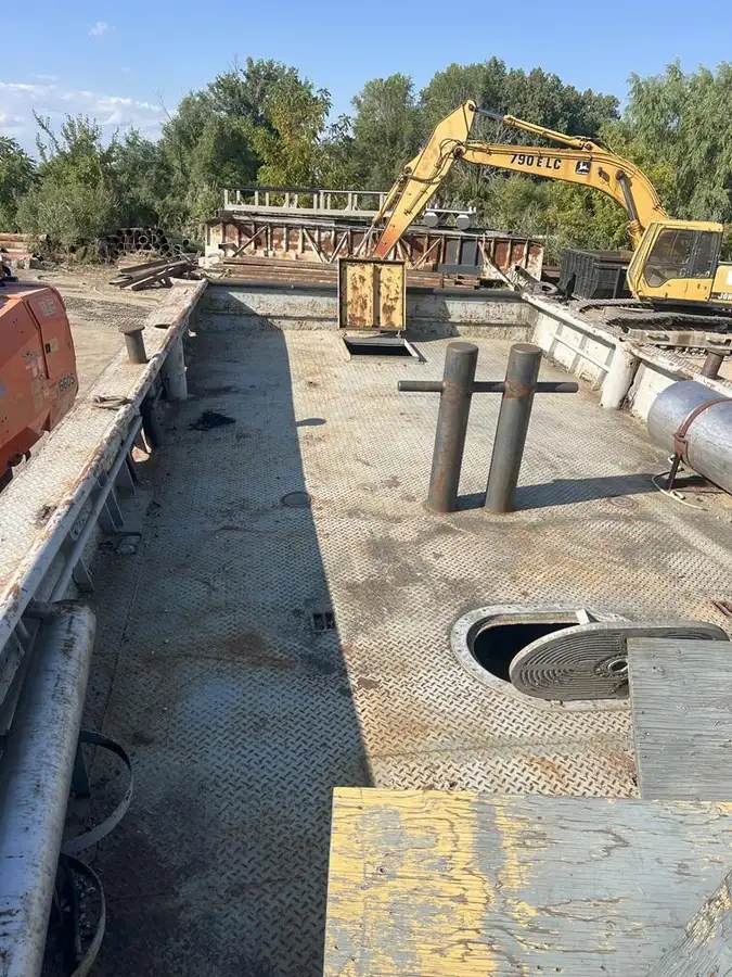 Thuyền lao động rao bán