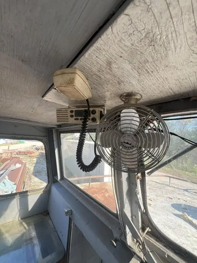 Thuyền lao động rao bán