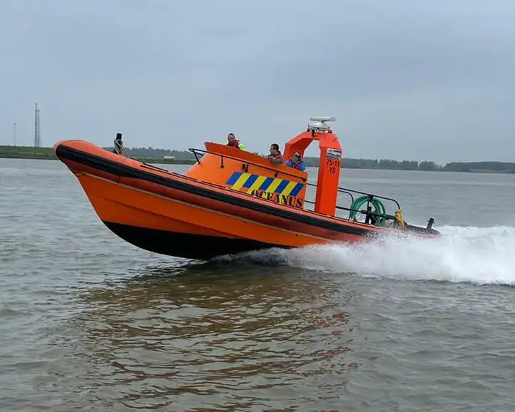 Thuyền bơm hơi cứng rao bán