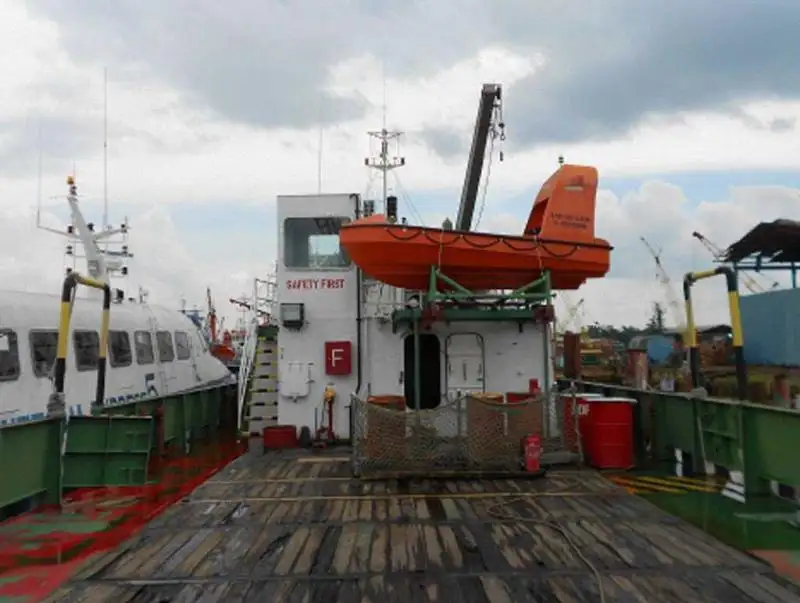 Tàu container rao bán