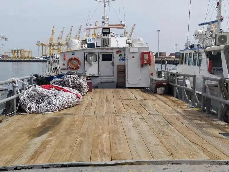 Tàu cung cấp rao bán