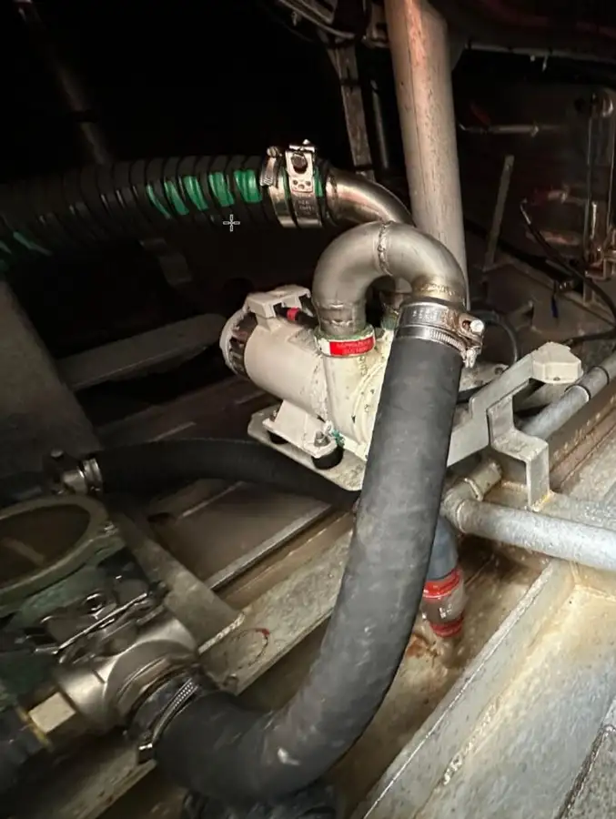 Thuyền hoa tiêu rao bán