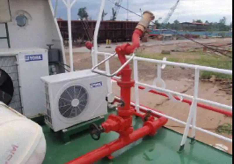 Tàu container rao bán