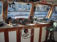 Tàu du lịch rao bán