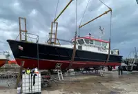 Thuyền hoa tiêu rao bán