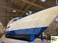 Tàu du lịch rao bán