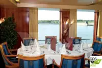 Tàu du lịch rao bán