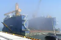 Bến tàu nổi rao bán